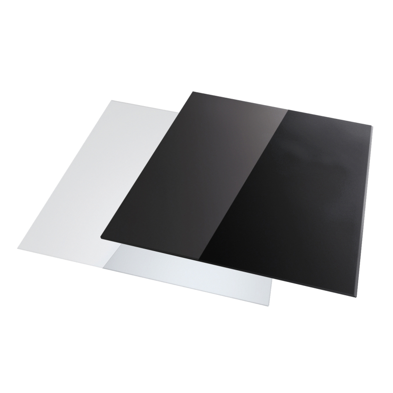 Due lastre rettangolari di acrilico o vetro, una nera e una bianca, parzialmente sovrapposte su uno sfondo bianco: un design classico di TAGCRLUX - TAGLIERE IN CRISTALLO.