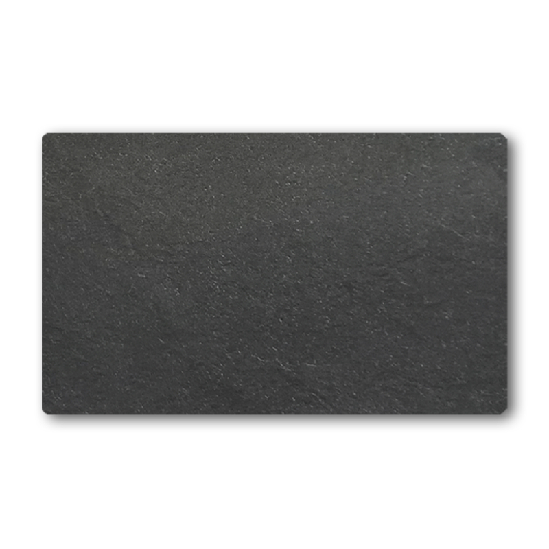 Un pezzo rettangolare di ardesia nera dalla texture ruvida, su un fondo bianco a tinta unita, che mette in risalto la naturale eleganza del design COPHPLON - COPRIVASCA IN HPL.