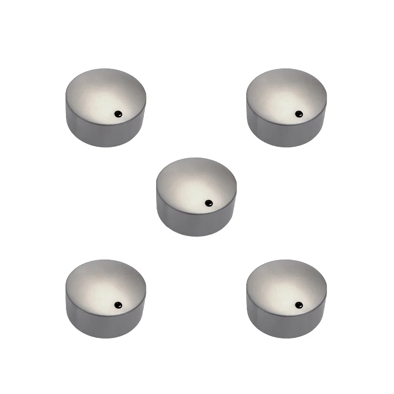 Cinque manopole MAMOD75 - Kit 5, ciascuna caratterizzata da un piccolo punto nero su un lato, sono disposte sfalsate su sfondo bianco.